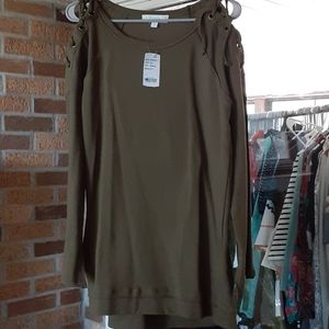 Green top w/lace up sleeves